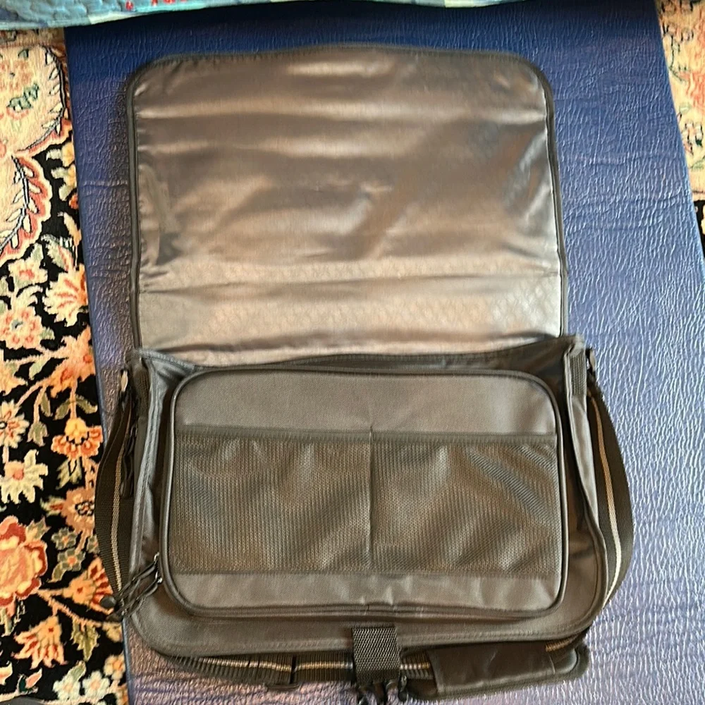 Solo Black Messenger Bag with Durable Design and Water-Resistant Material 17x 10